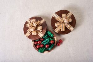 Carole uses veneer to add delicate color to her Holiday Bow Boxes (Holiday 2014, Issue 57).